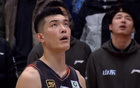  山東男籃勝冤家，高詩(shī)巖三分扭轉(zhuǎn)戰(zhàn)局，雙殺對(duì)手，外援失準(zhǔn)，險(xiǎn)勝卡位戰(zhàn)。