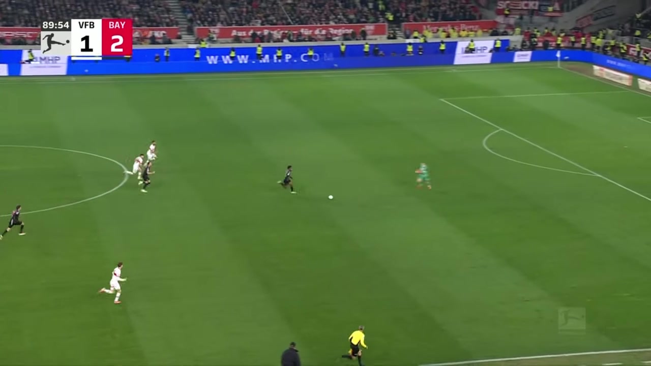  科曼搶斷成功晃過出擊的門將打空門得手！拜仁3-1鎖定勝局！